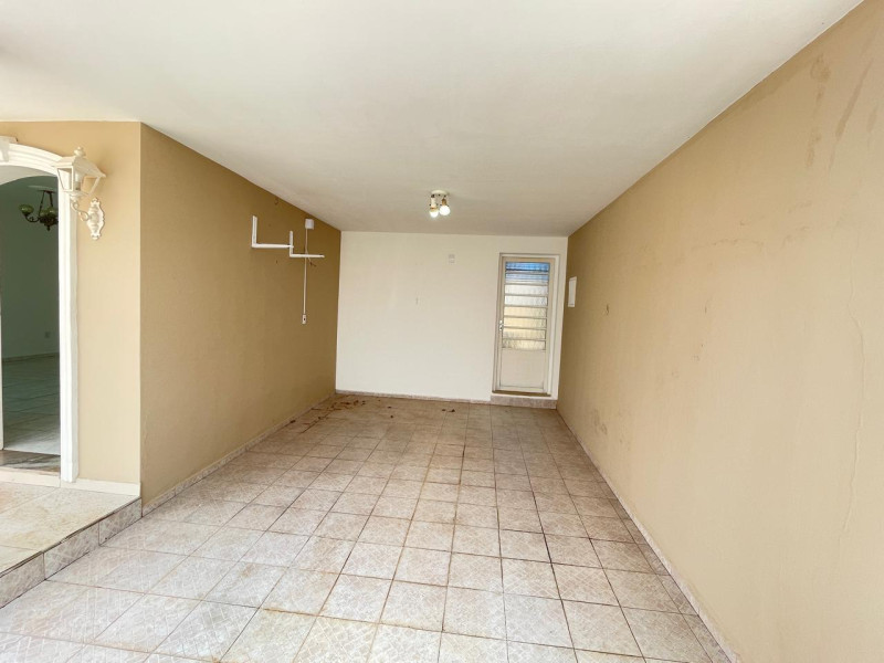 CASA COM 3 DORMITORIOS