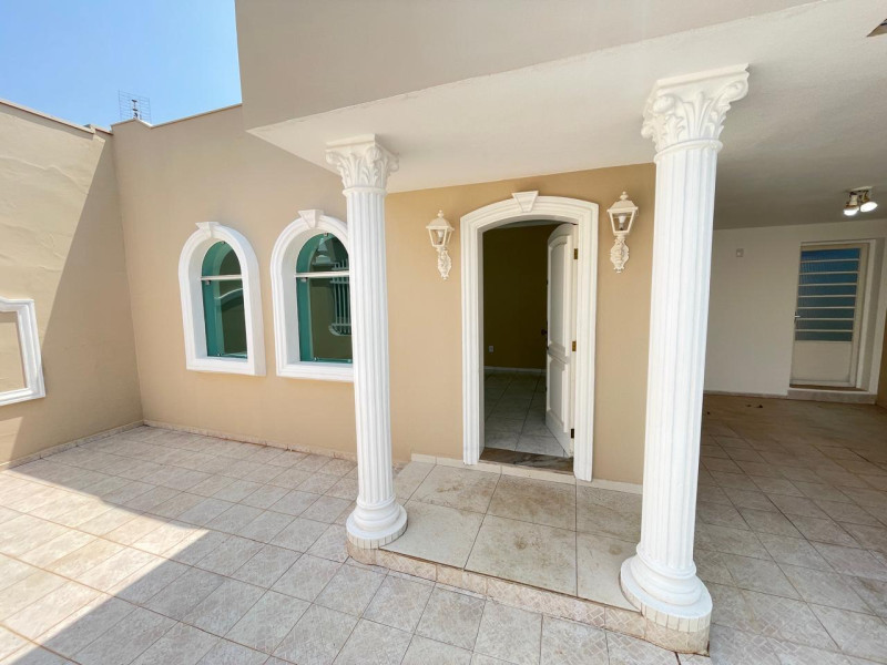 CASA COM 3 DORMITORIOS