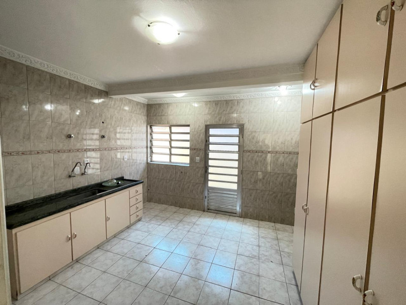 CASA COM 3 DORMITORIOS