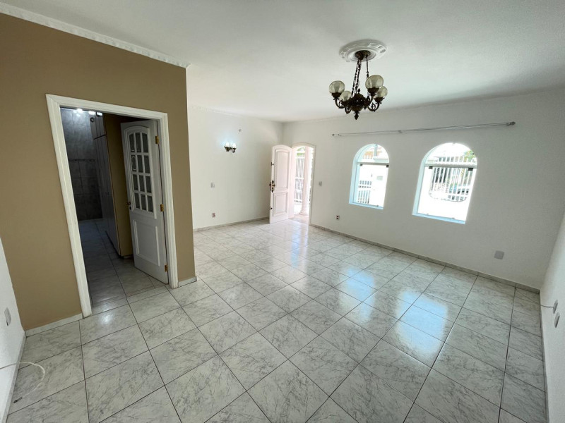 CASA COM 3 DORMITORIOS