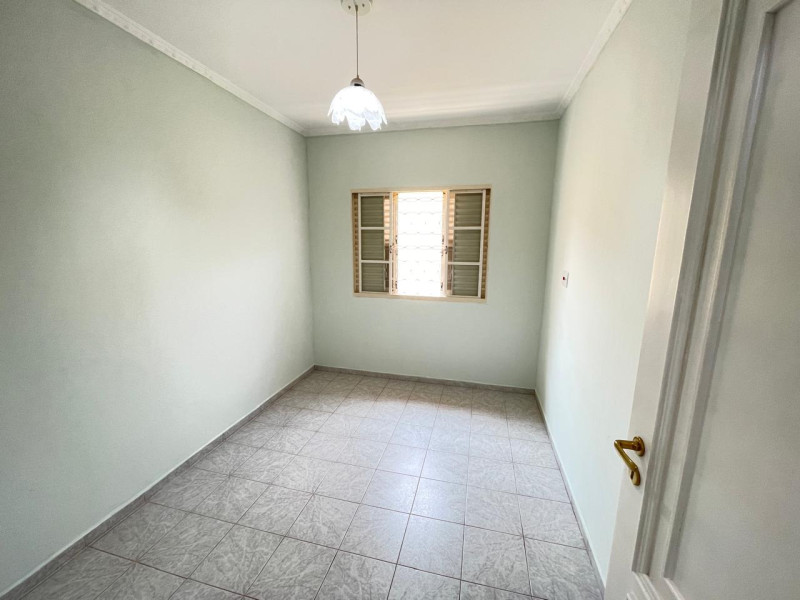 CASA COM 3 DORMITORIOS