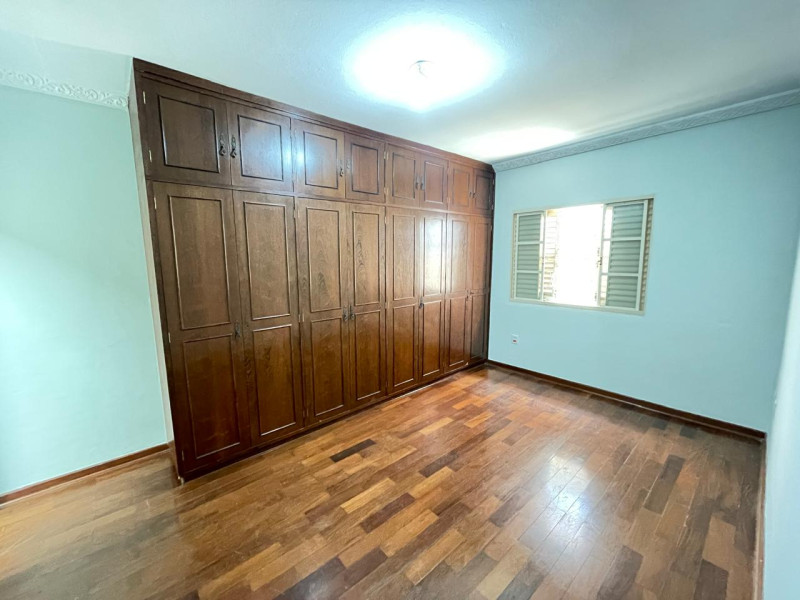 CASA COM 3 DORMITORIOS