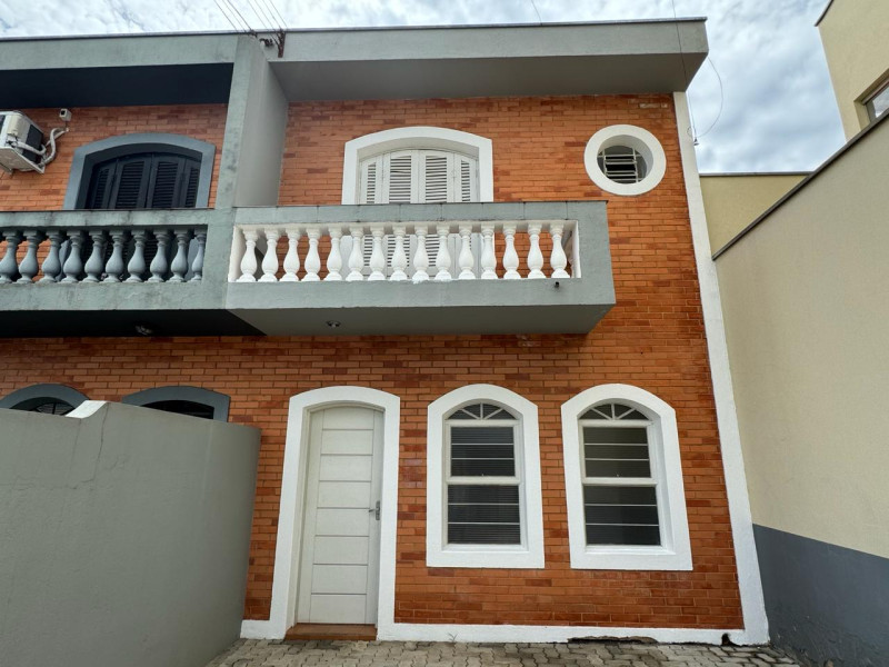 CASA COM 3 DORMITORIOS