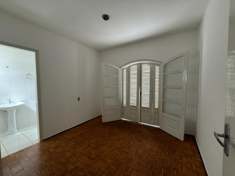 CASA COM 3 DORMITORIOS