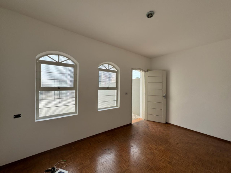 CASA COM 3 DORMITORIOS