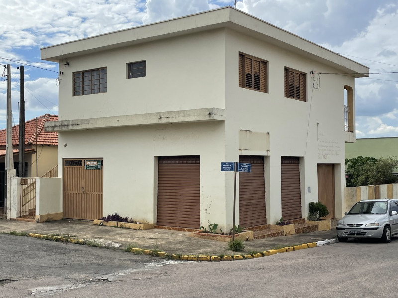 CASA COM 3 DORMITORIOS