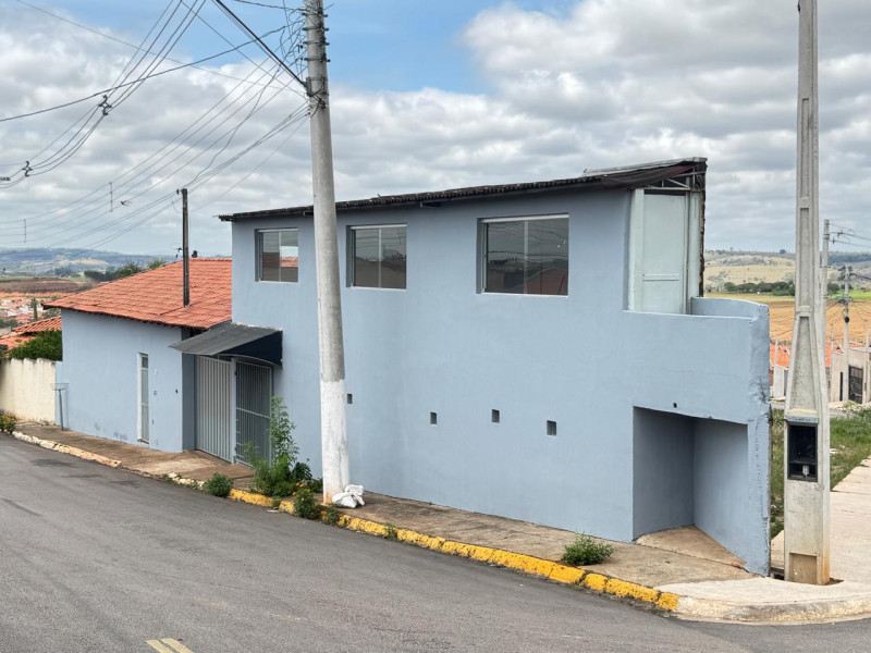 CASA COM 3 DORMITORIOS + PONTO COMERCIAL