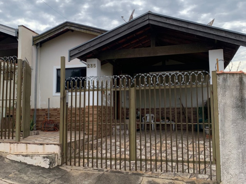 CASA COM 3 DORMITORIOS