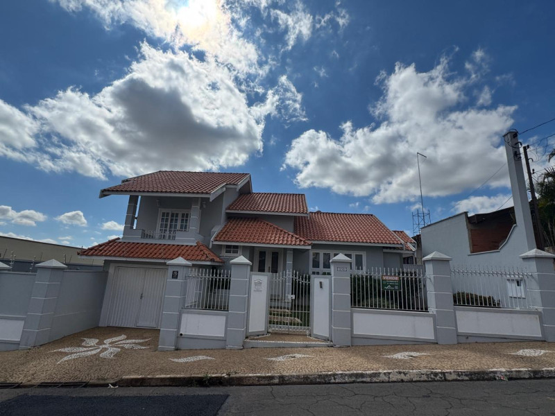 CASA COM 2 DORMITORIOS E 1 SUITE