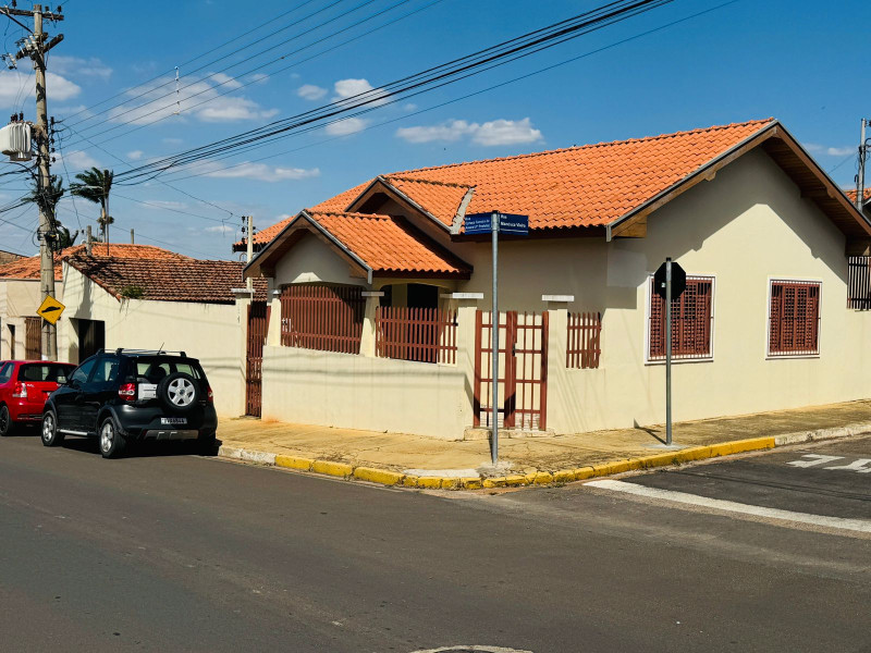 CASA COM 3 DORMITÓRIOS