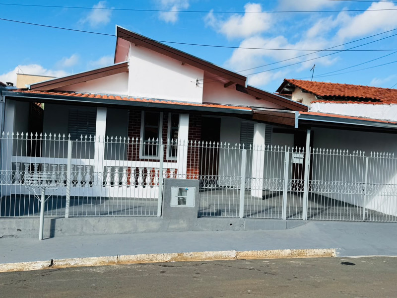 CASA COM 4 DORMITORIOS